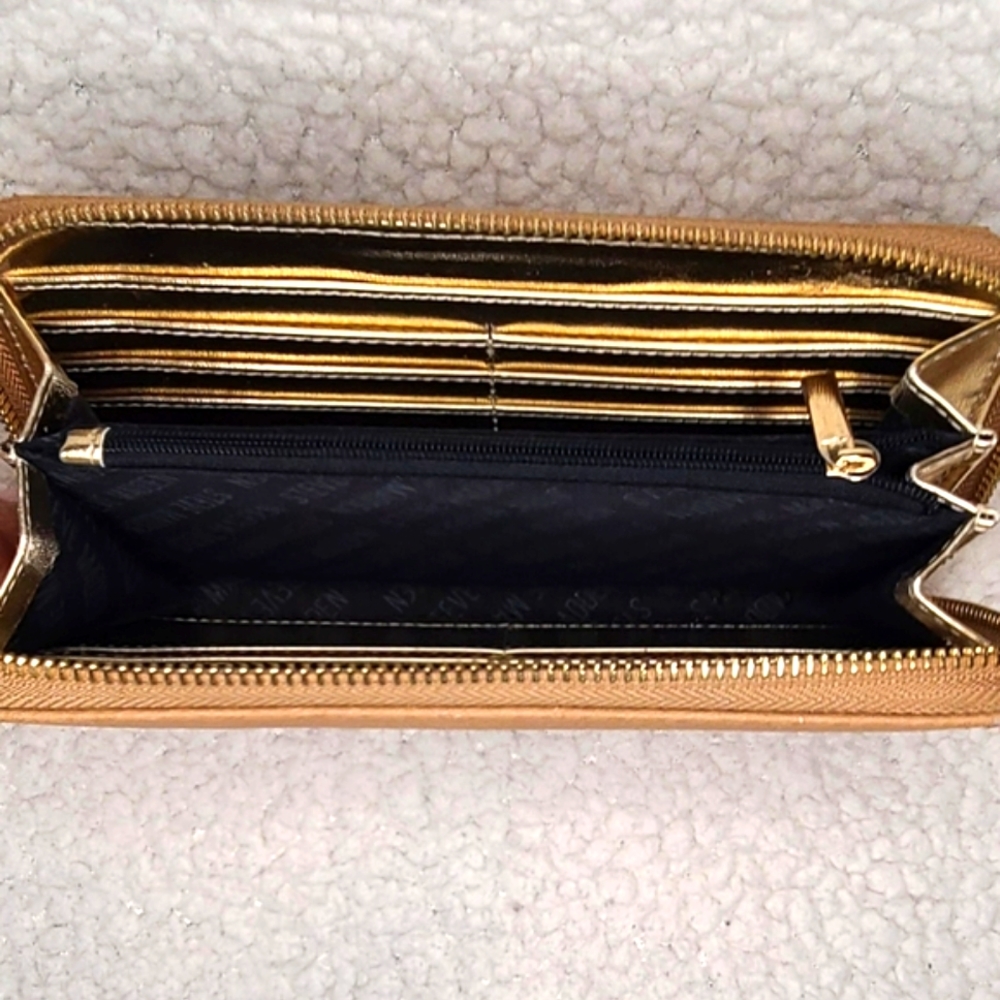 Steve Madden Leather Wallet with Wrist Strap - Picture 11 of 11
